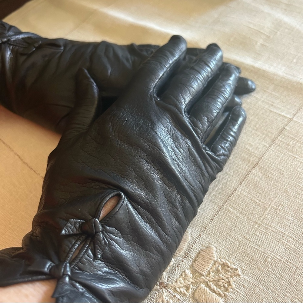 Elegant Black Leather Driving Gloves